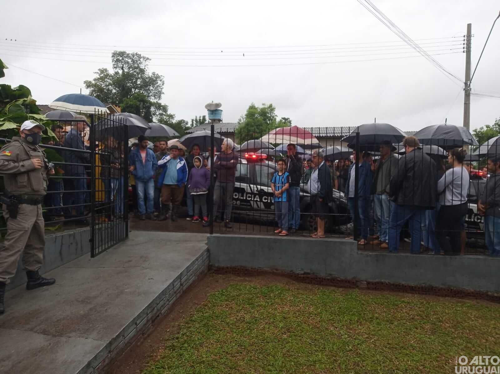 Moradores de Vicente Dutra fazem manifestações pedindo informações sobre morador desaparecido