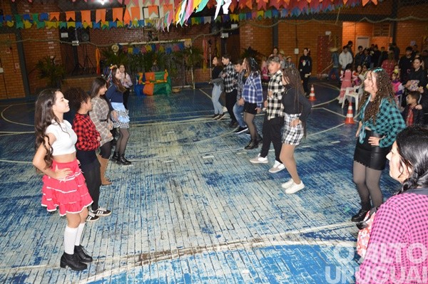 Festa Junina da Escola Irmã Odila Lehnen reúne comunidade em noite de alegria e tradição