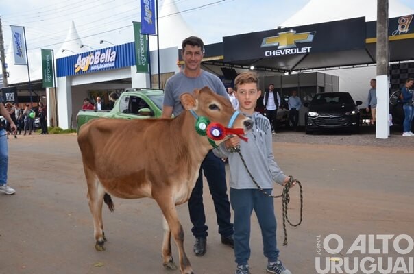 Animais campeões desfilam pela Expofred