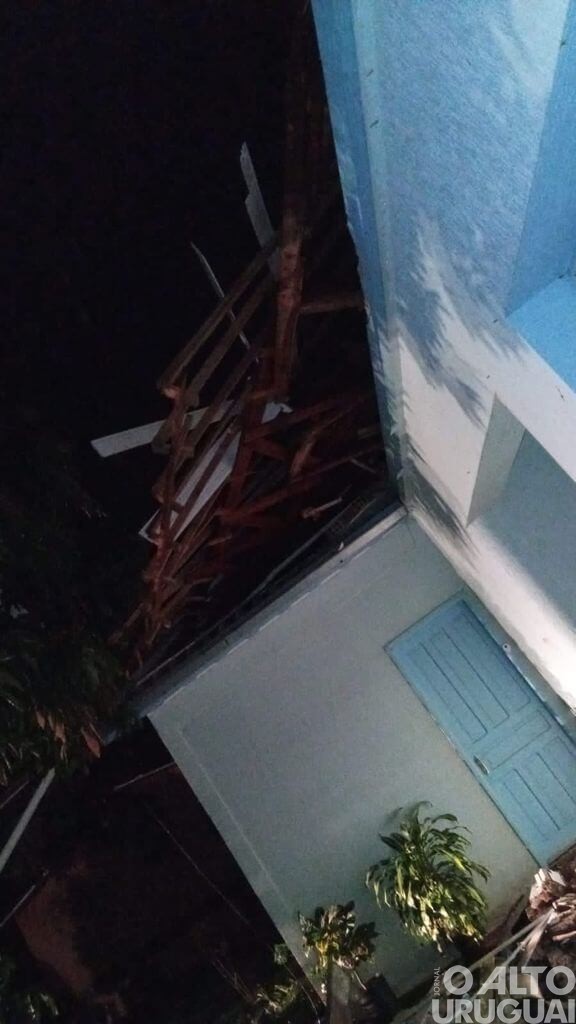 Temporal causa destruição em Pinheirinho do Vale