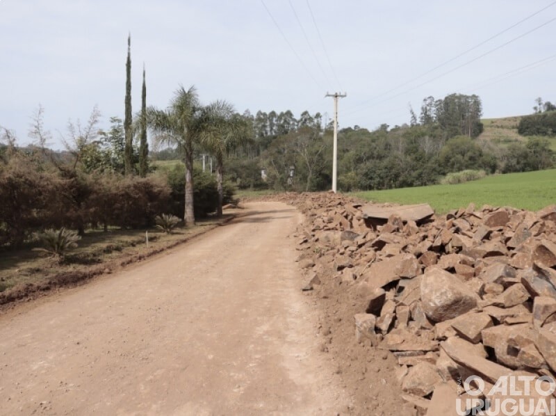 Novo Tiradentes: obras de pavimentação asfáltica iniciam em trecho da linha Sanga Feia