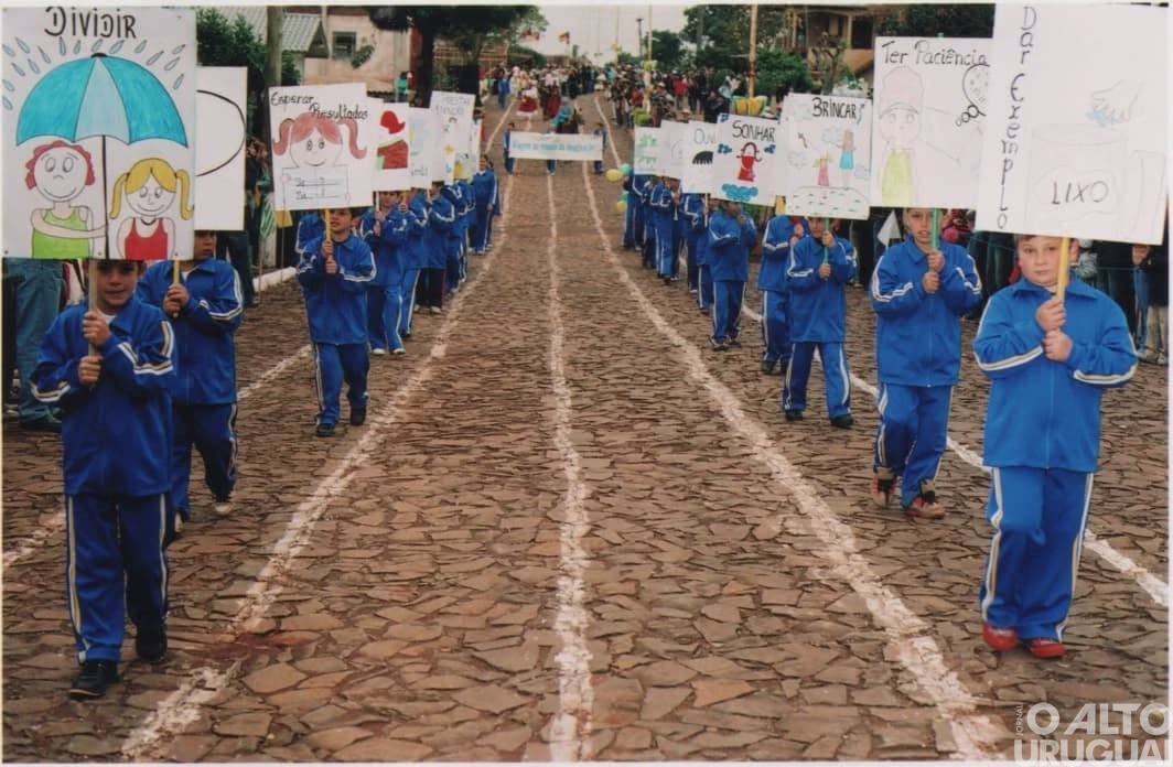 Desfile cívico é realizado em Vista Alegre após 20 anos