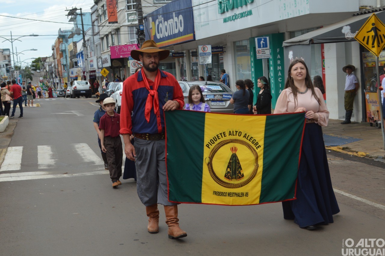 Desfile Farroupilha encerra festejos de FW