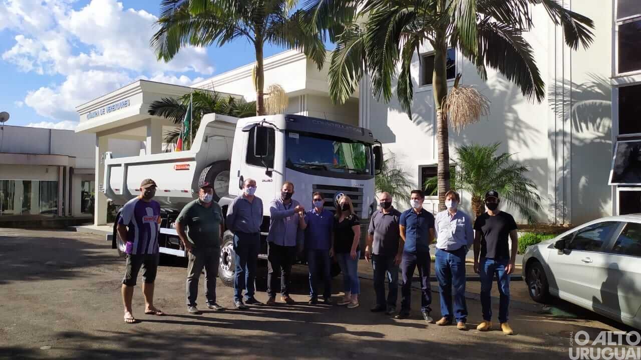 Rodeio Bonito: caminhão-caçamba auxiliará melhorias nas estradas e agricultura