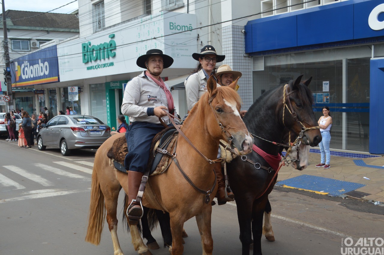 Desfile Farroupilha encerra festejos de FW