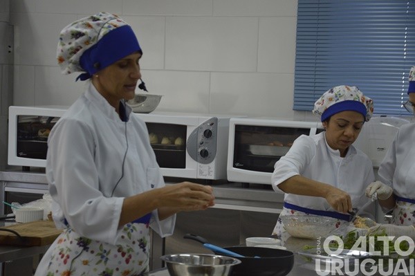 Cozinha didática ensina receitas na Casa da Emater