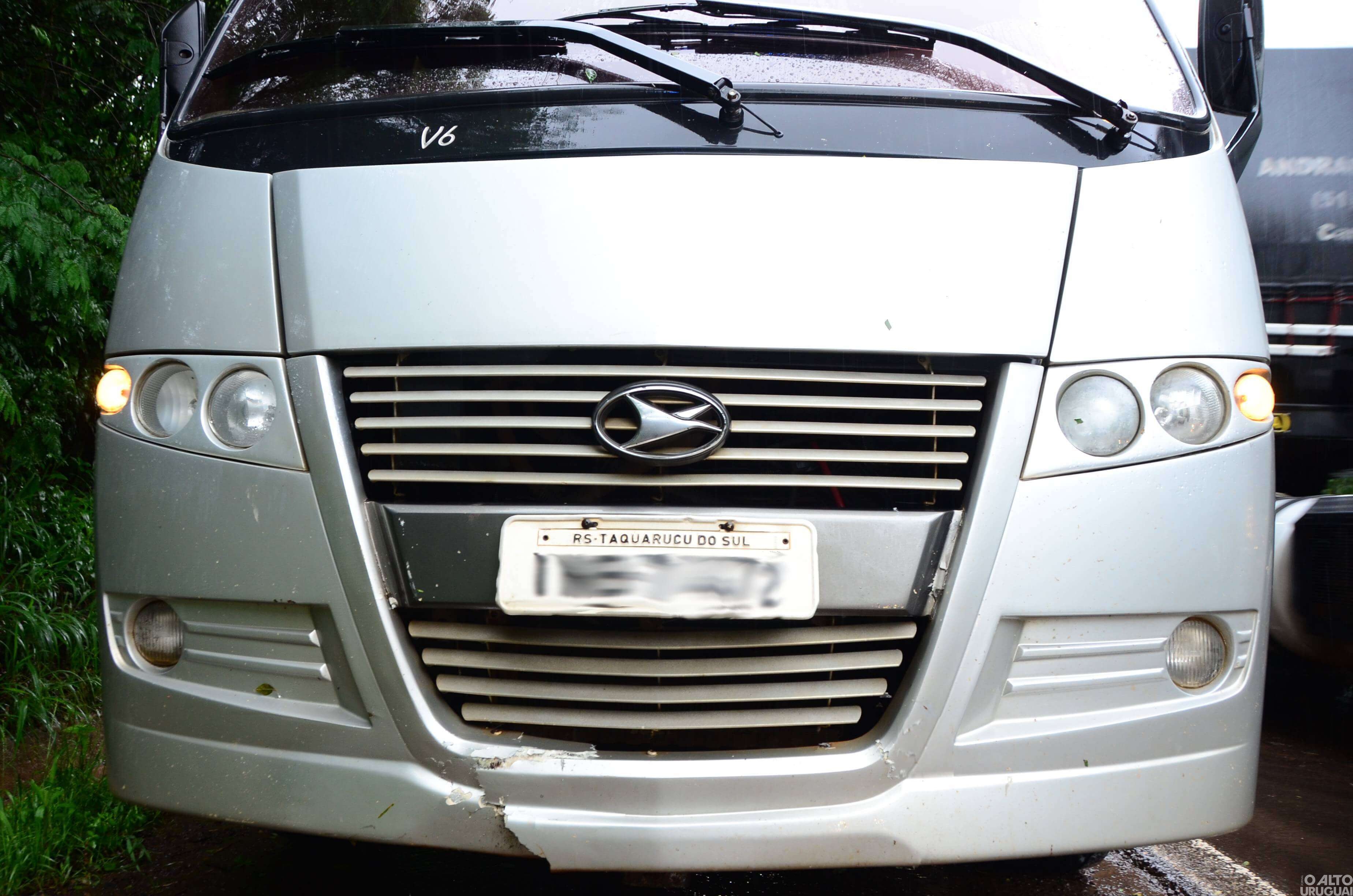 Queda de árvore provoca acidente na BR-386