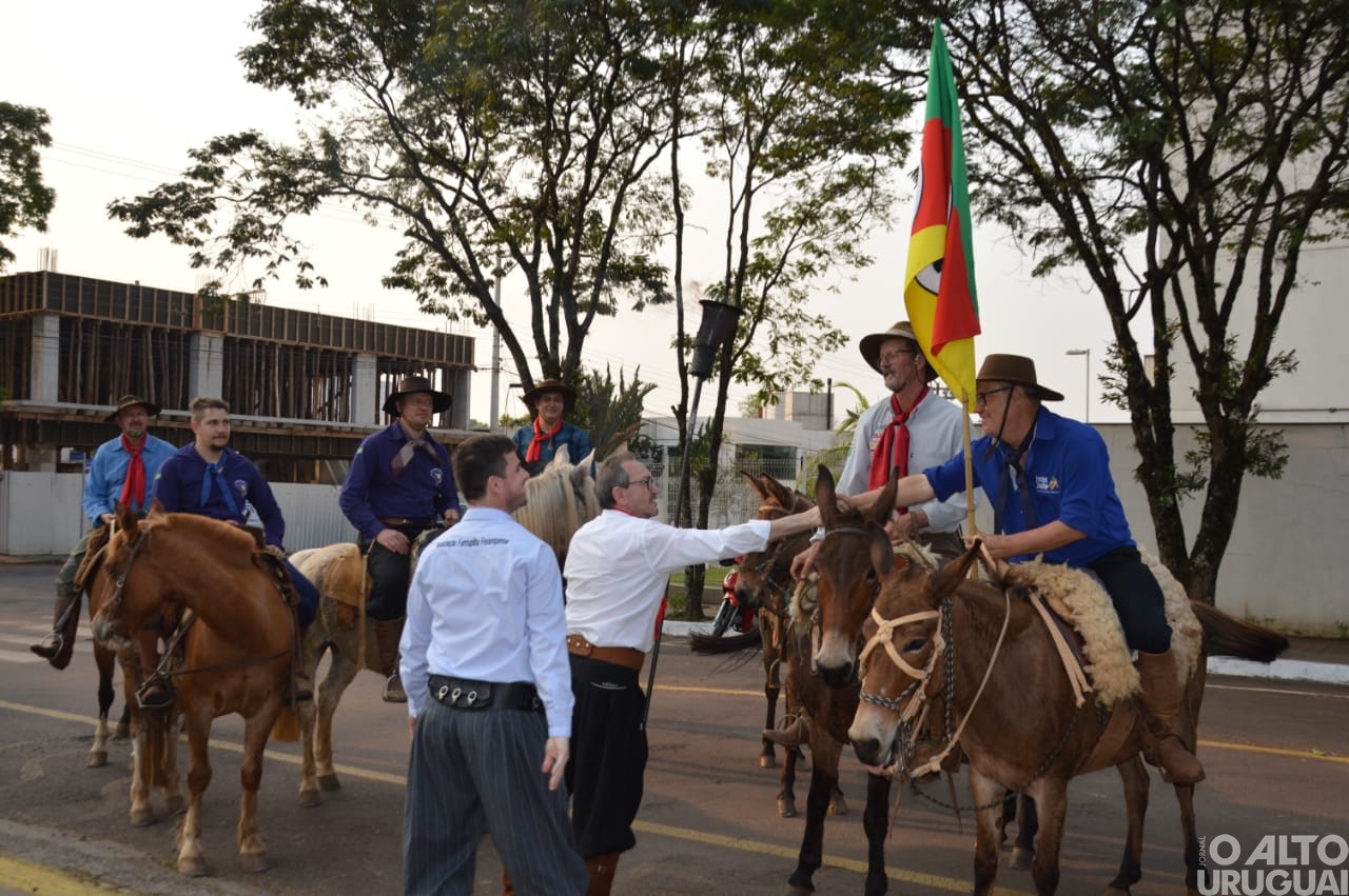 Centelha da Chama Crioula é recebida em FW