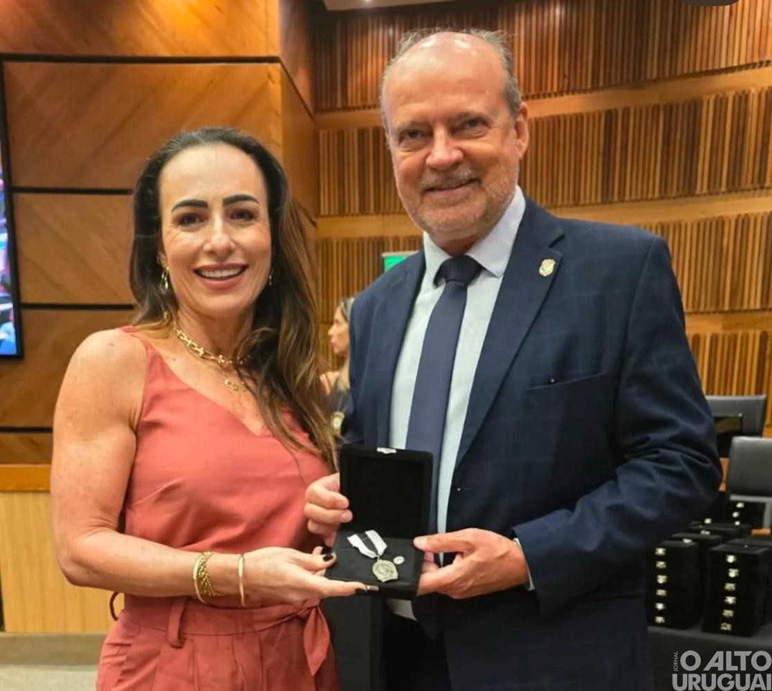Delegada regional Aline Palma recebe medalha Plínio Brasil Milano