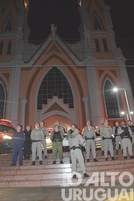 BM e Bombeiros de FW realizam homenagem a sargento morto em Caxias