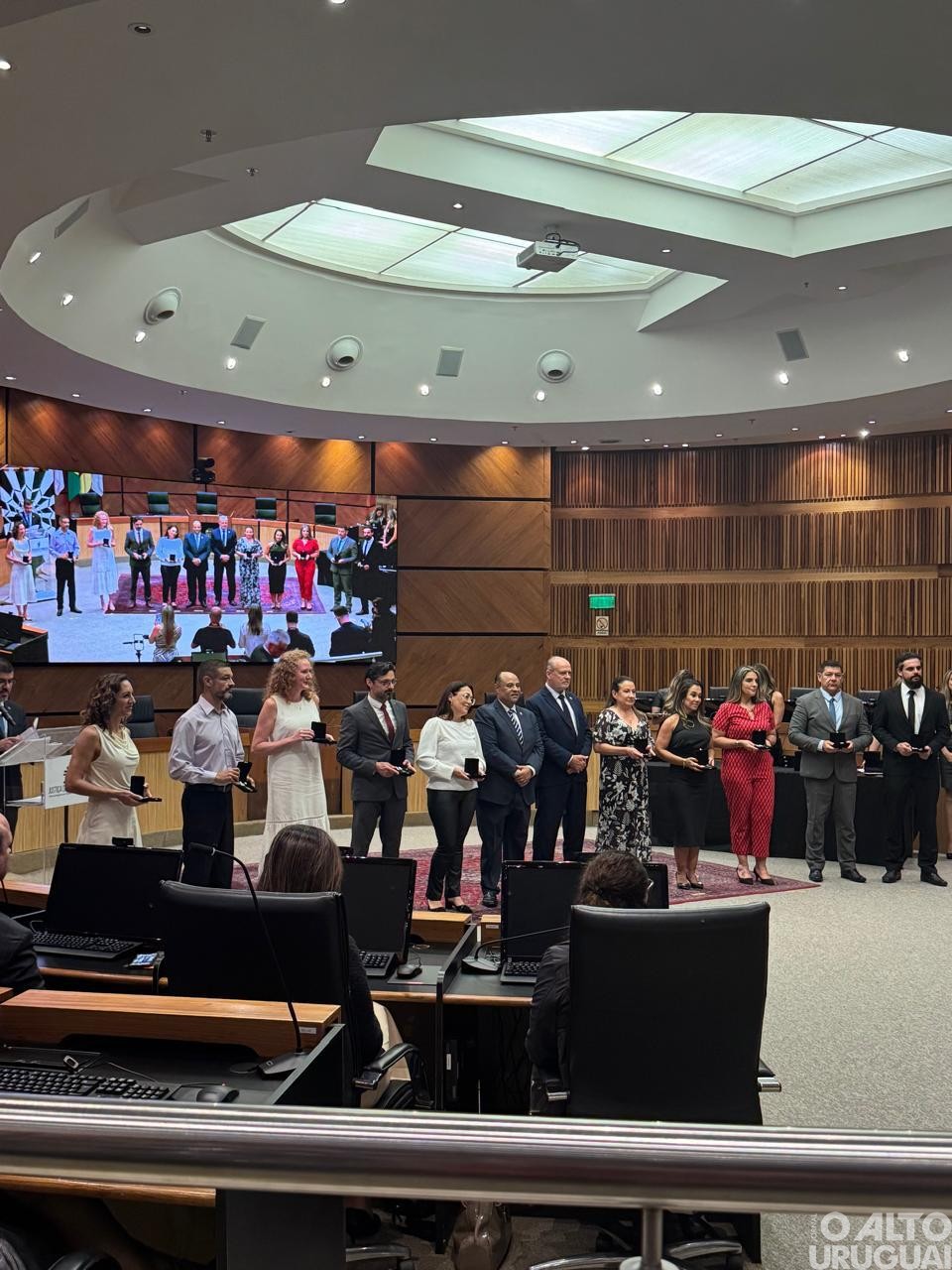 Delegada regional Aline Palma recebe medalha Plínio Brasil Milano