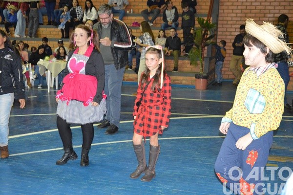Festa Junina da Escola Irmã Odila Lehnen reúne comunidade em noite de alegria e tradição