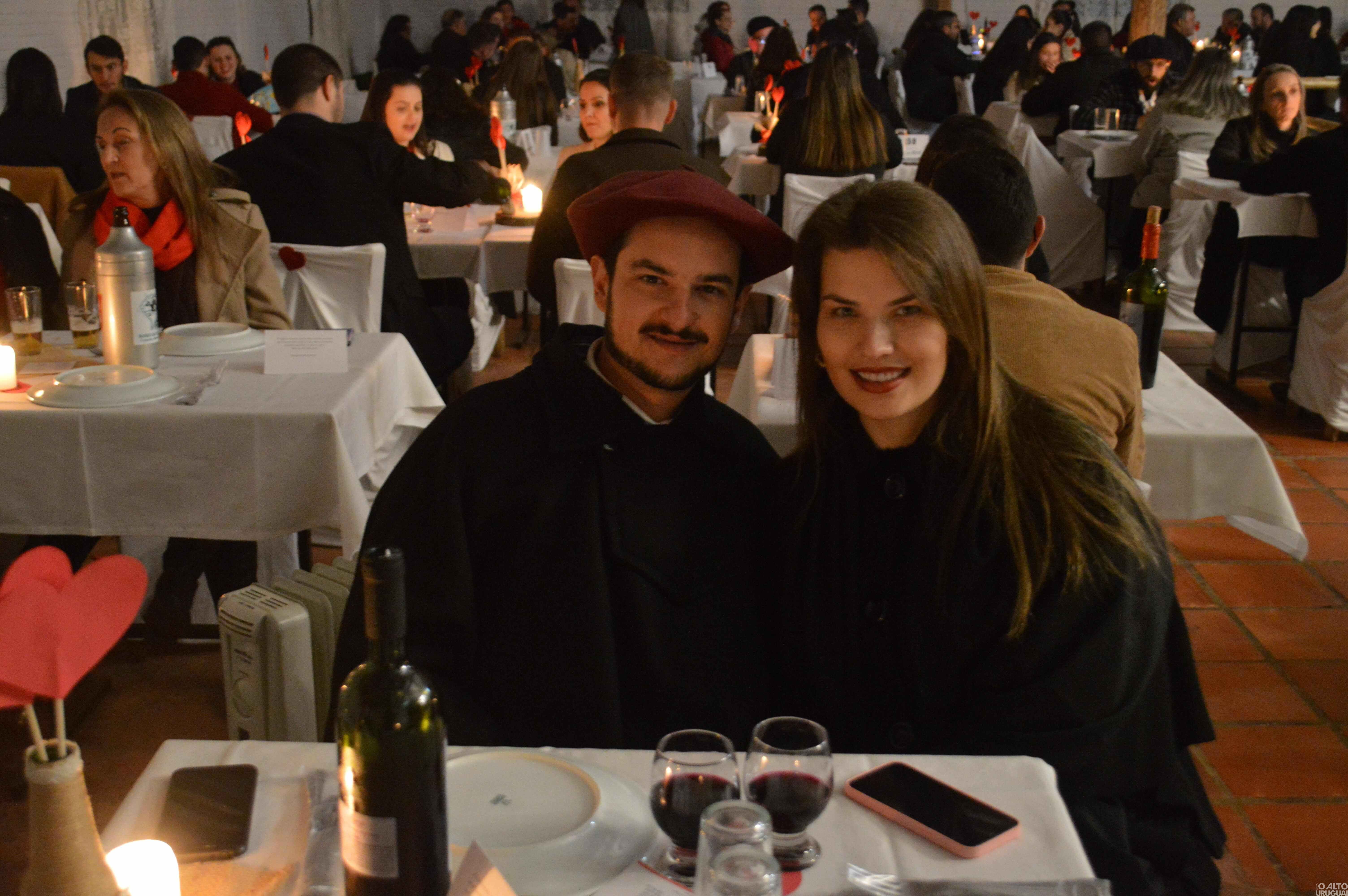 Noite do Galanteio reúne casais no CTG Rodeio da Querência