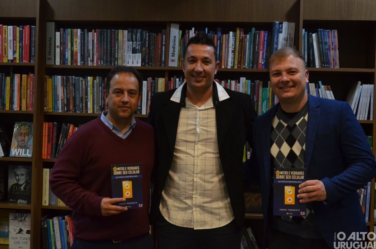 Professor Roberto Franciscatto lança livro pela Vitrola Editora