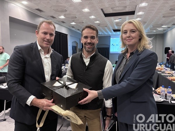 Governo do RS apresenta ações de reconstrução a dirigentes da imprensa do interior