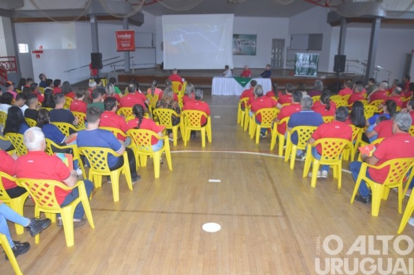 Evento realizado pela Creluz em Pinhal marca o Dia da Árvore