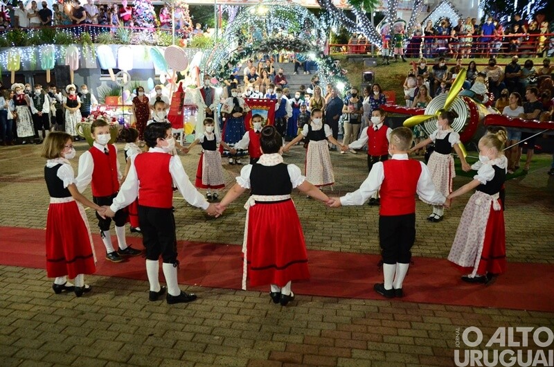 Apresentações do Centro Cultural 25 de Julho marcam noite do Frederico em Luz