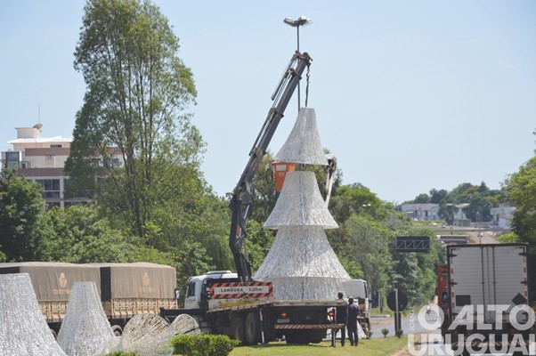 Inicia a instalação dos enfeites do Frederico em Luz