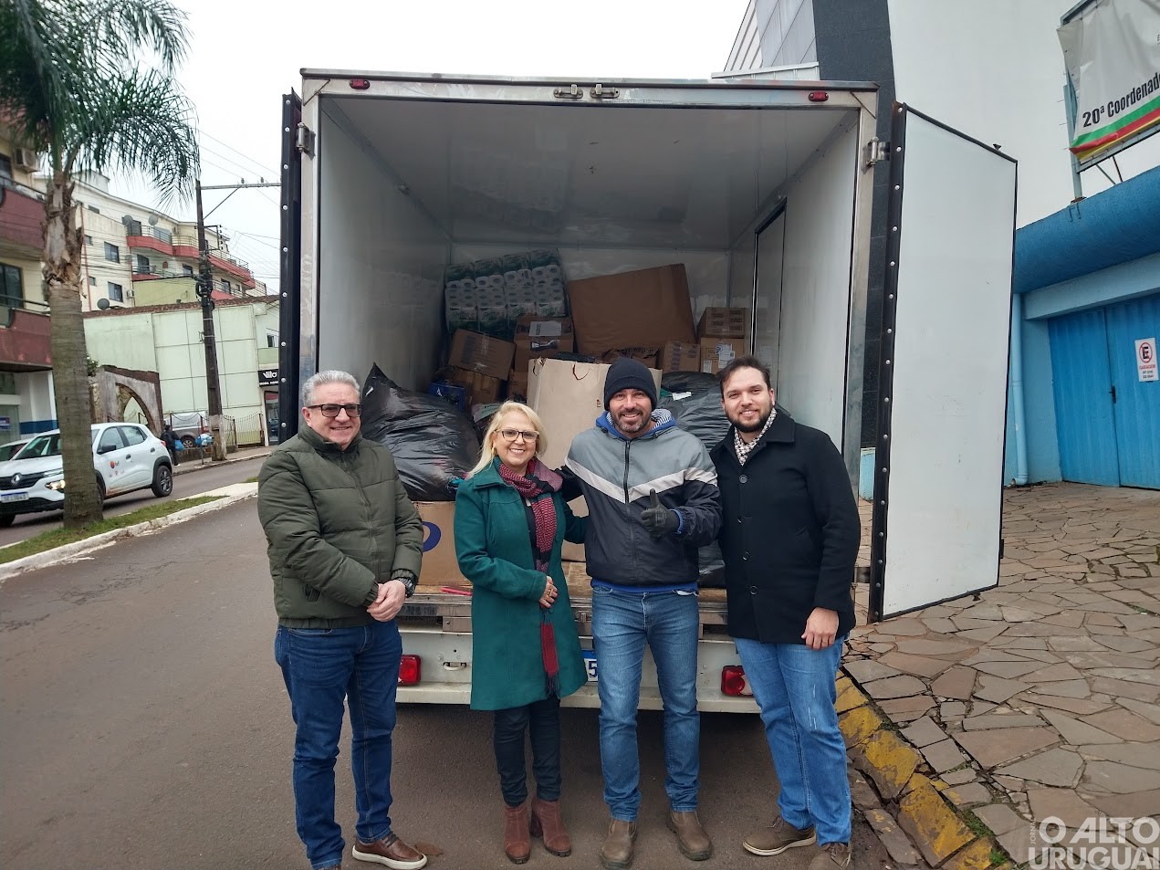 Alunos afetados pelas enchentes recebem doações da 20ª CRE