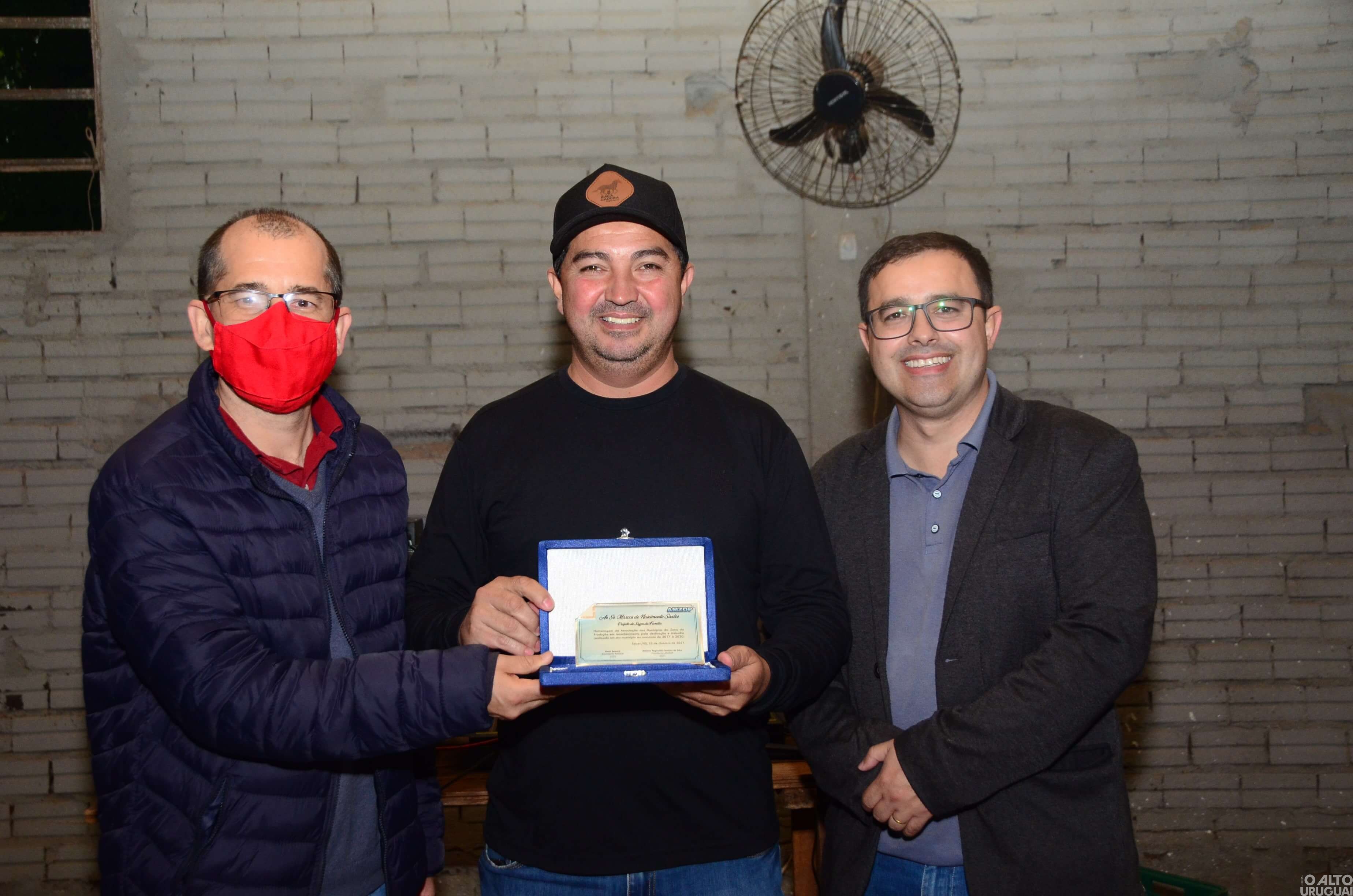 Gestores municipais recebem homenagem da Amzop