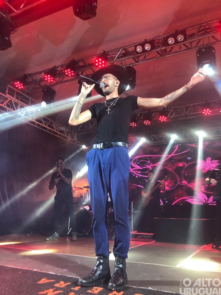 Sertanejo Luan Pereira reúne grande público em show em FW