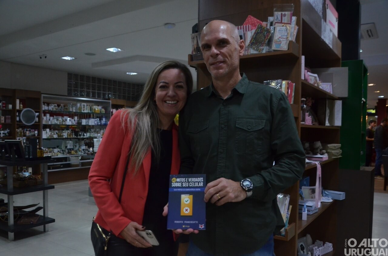 Professor Roberto Franciscatto lança livro pela Vitrola Editora