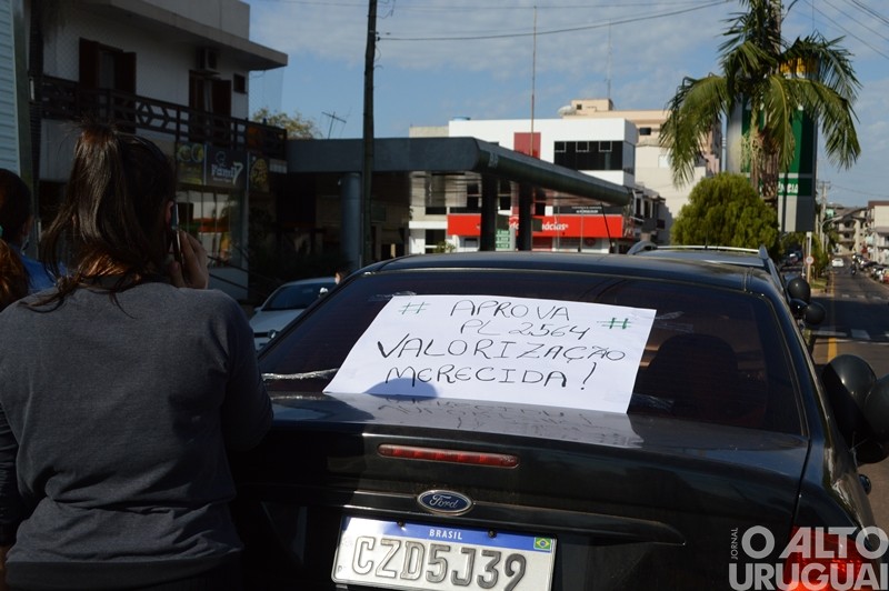 Profissionais de enfermagem promovem carreata