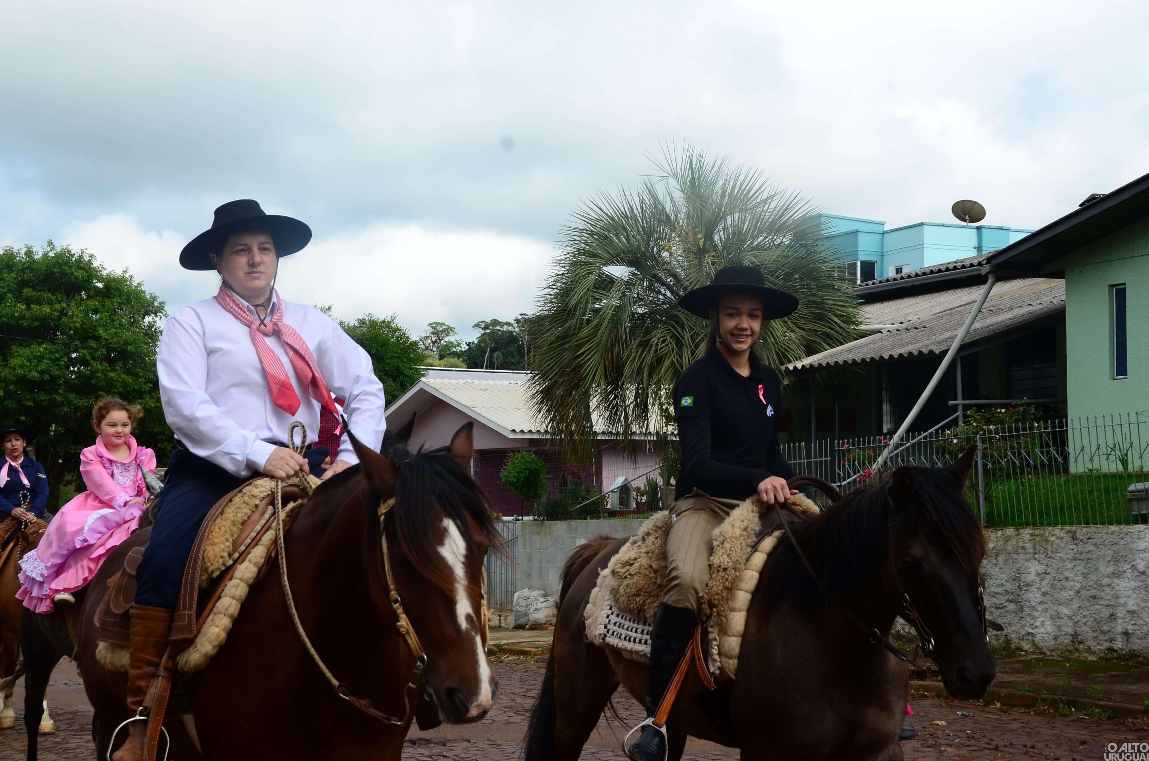 CTG Rodeio da Querência promove cavalgada alusiva ao Outubro Rosa