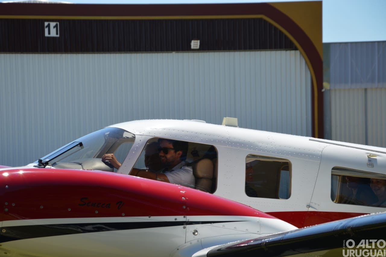 Integrantes do Aeroclube de FW realizam ação de Natal com voos panorâmicos