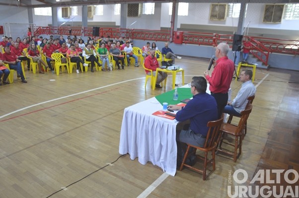 Evento realizado pela Creluz em Pinhal marca o Dia da Árvore