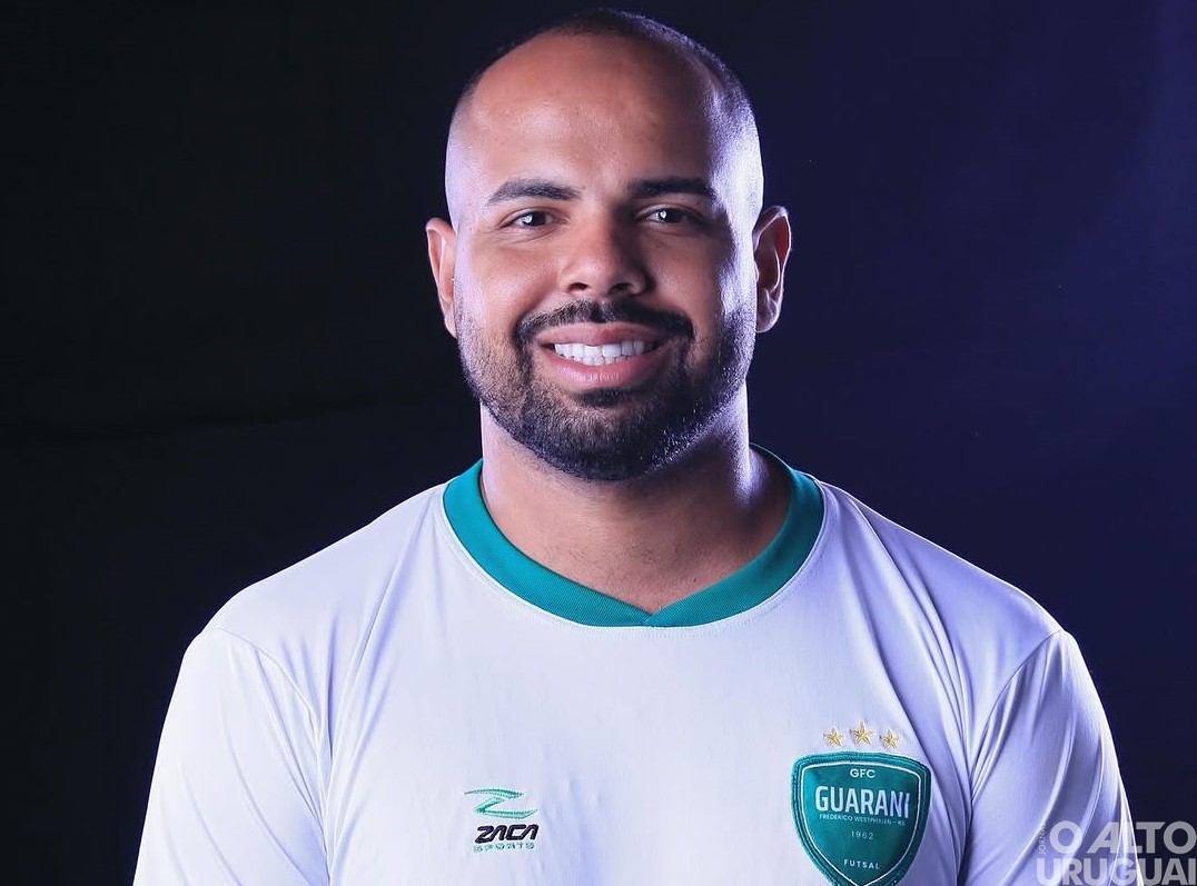 Fisioterapeuta Cauê Barbosa Alves segue no Guarani para 2025