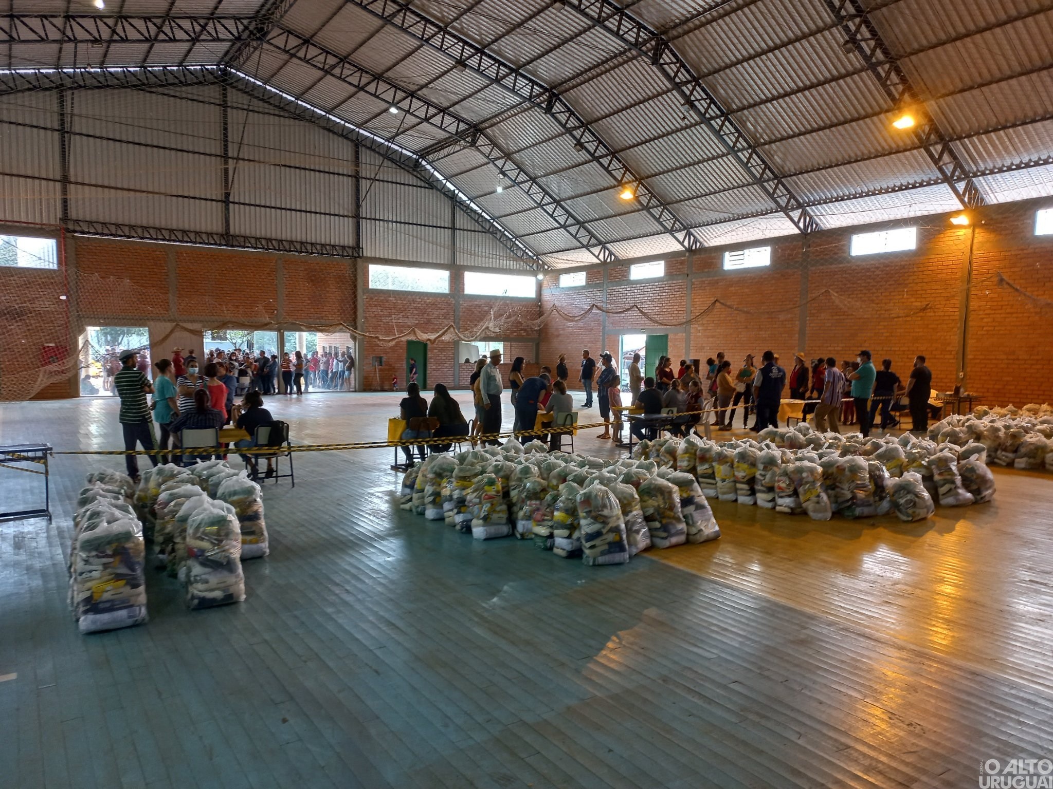 Agricultores de Cristal do Sul recebem primeira remessa de cestas básicas