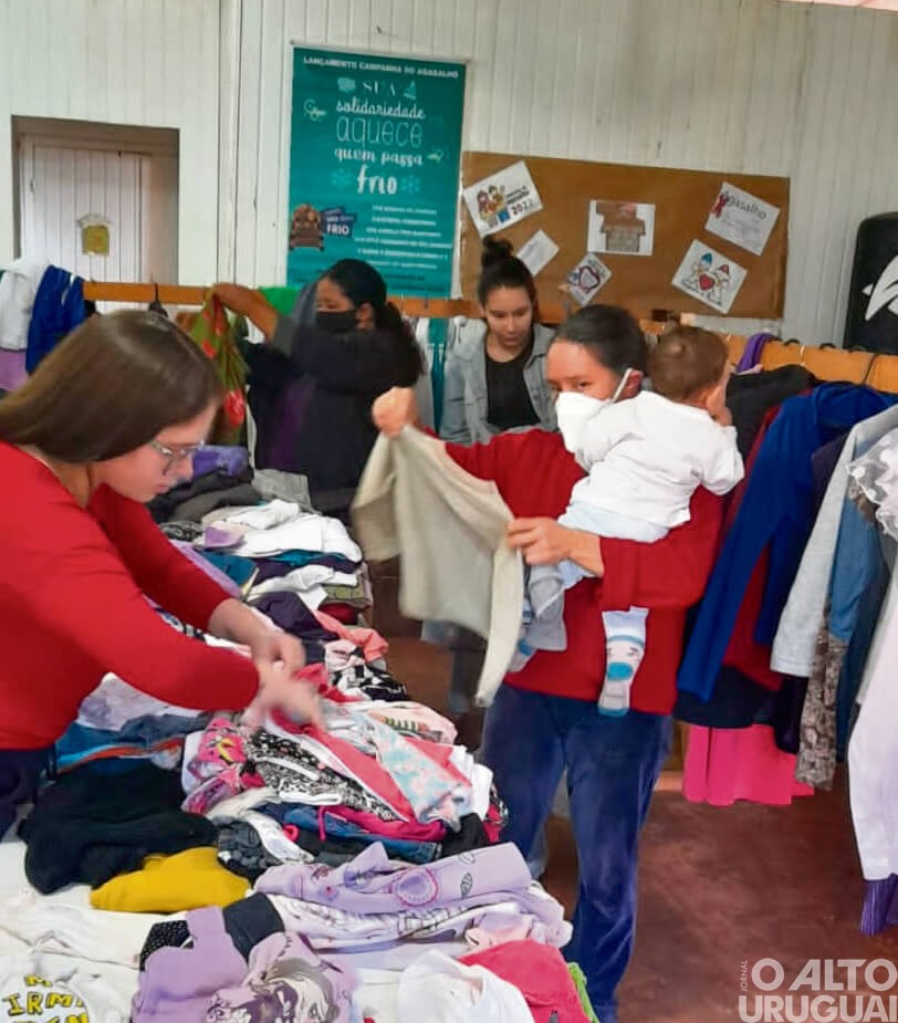 Dois Irmãos das Missões: mais de 100 famílias são beneficiadas com agasalhos 