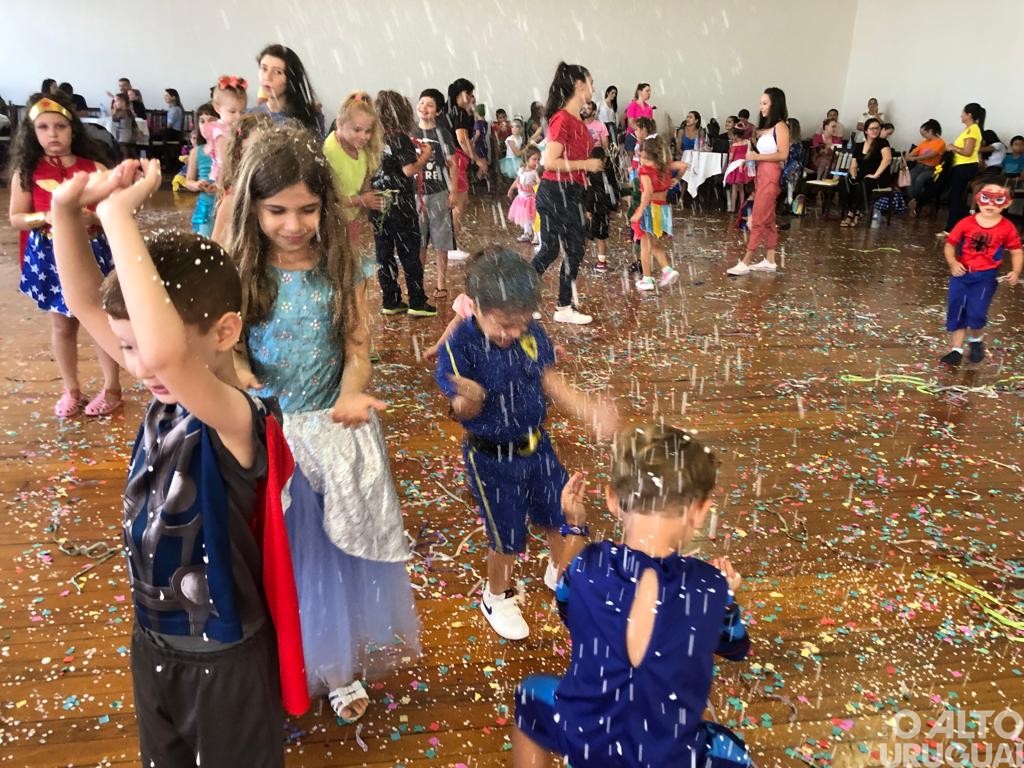 Clube Harmonia realiza Carnaval Infantil em FW