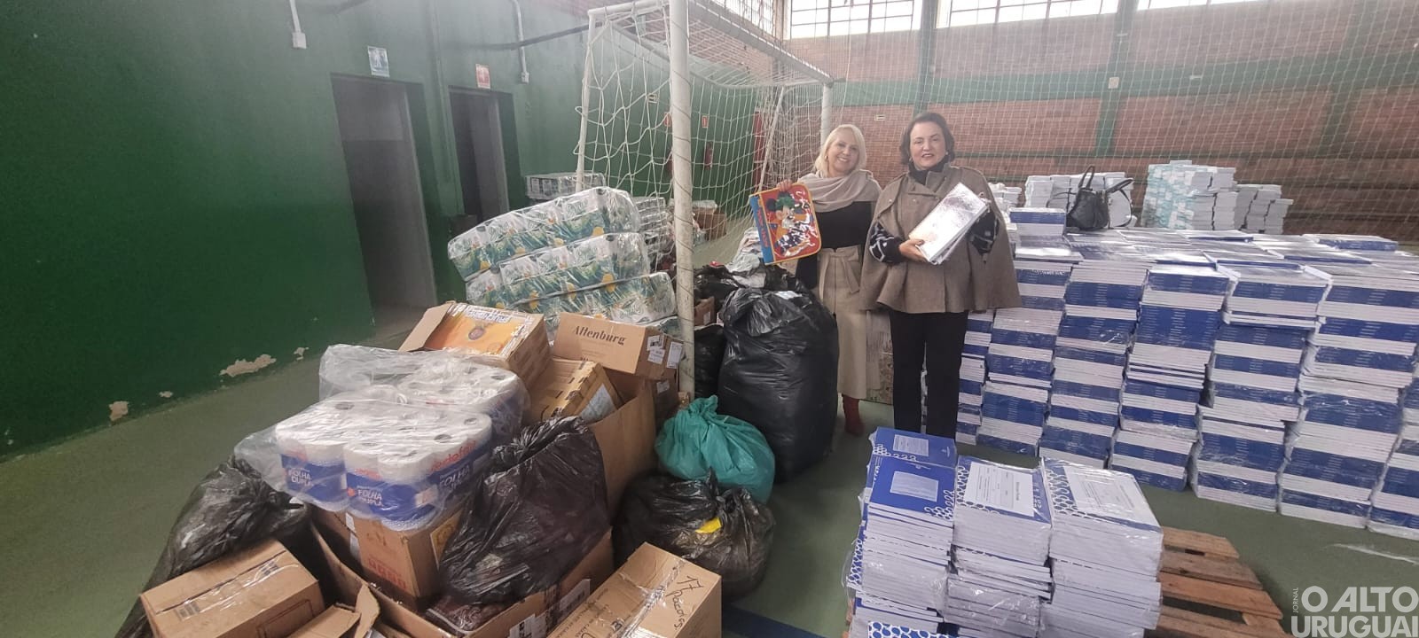 Alunos afetados pelas enchentes recebem doações da 20ª CRE