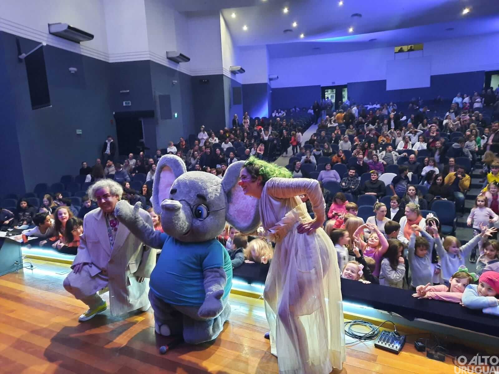 Escola Afonso Pena promove peça teatral comemorativa aos seus 60 anos