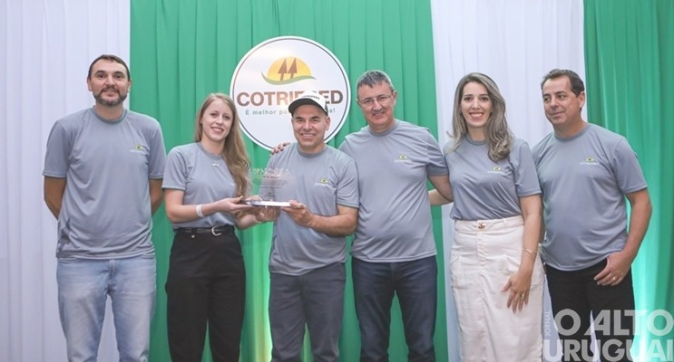 Colaboradores da Cotrifred recebem homenagem