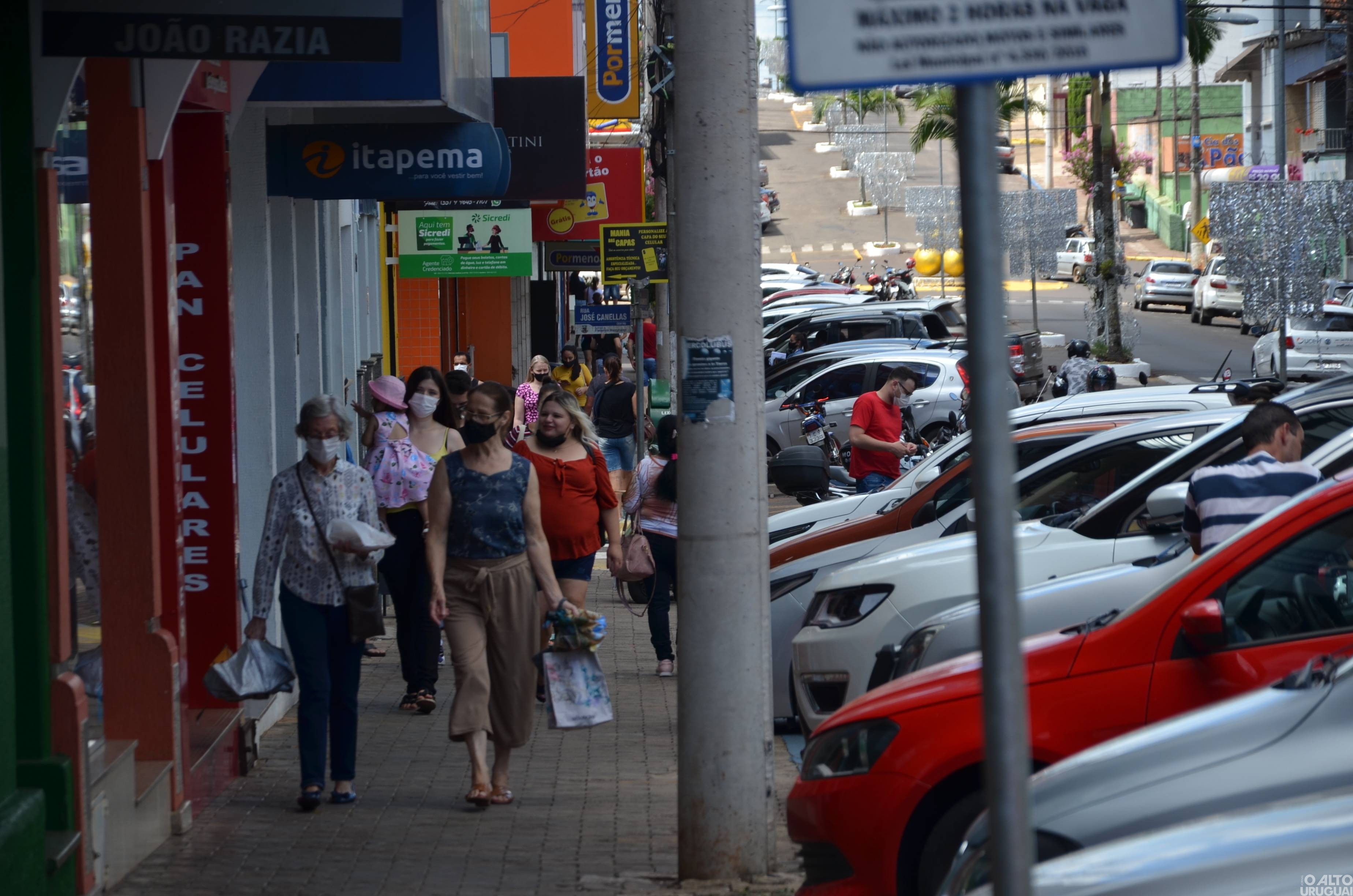 Comércio segue com horários especiais noturnos até esta quinta-feira