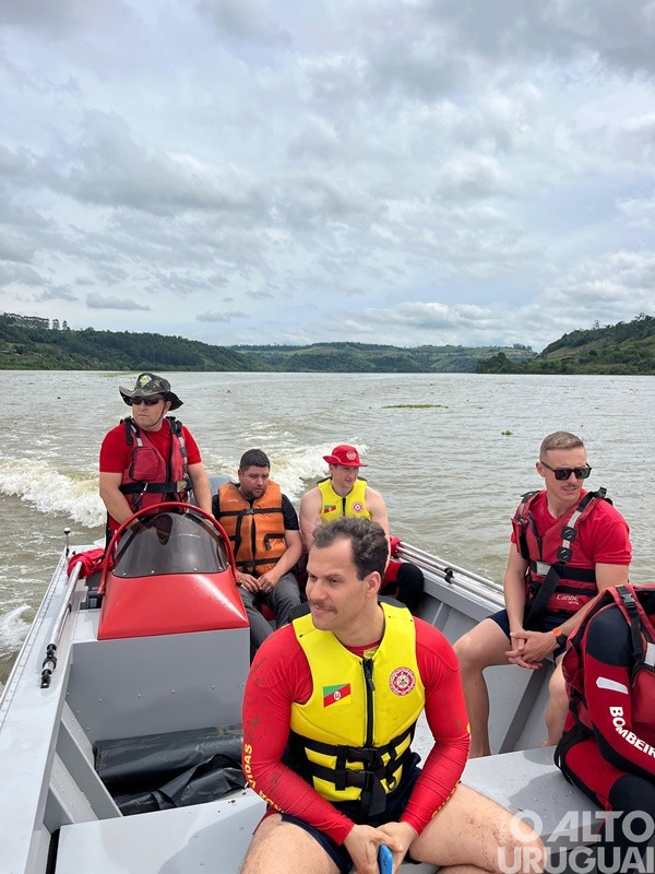 Corpo de Bombeiros de FW recebe novo barco para operações