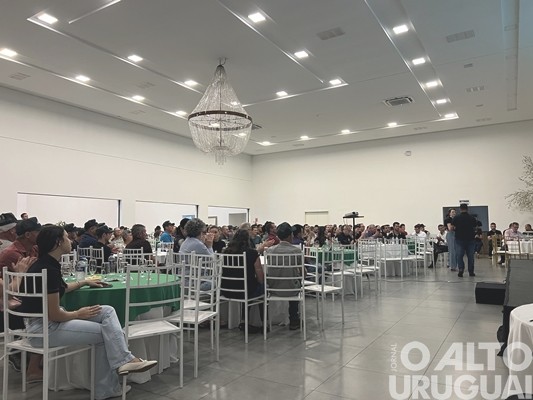 Cotrifred reúne mais de 300 produtores em FW para debater sobre bovinocultura de leite