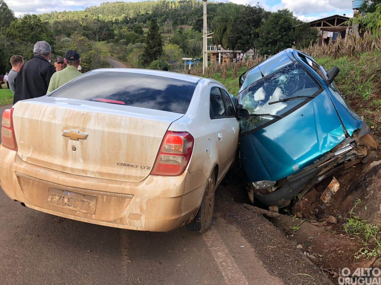 Acidente entre três veículos deixa quatro pessoas feridas na ERS-591