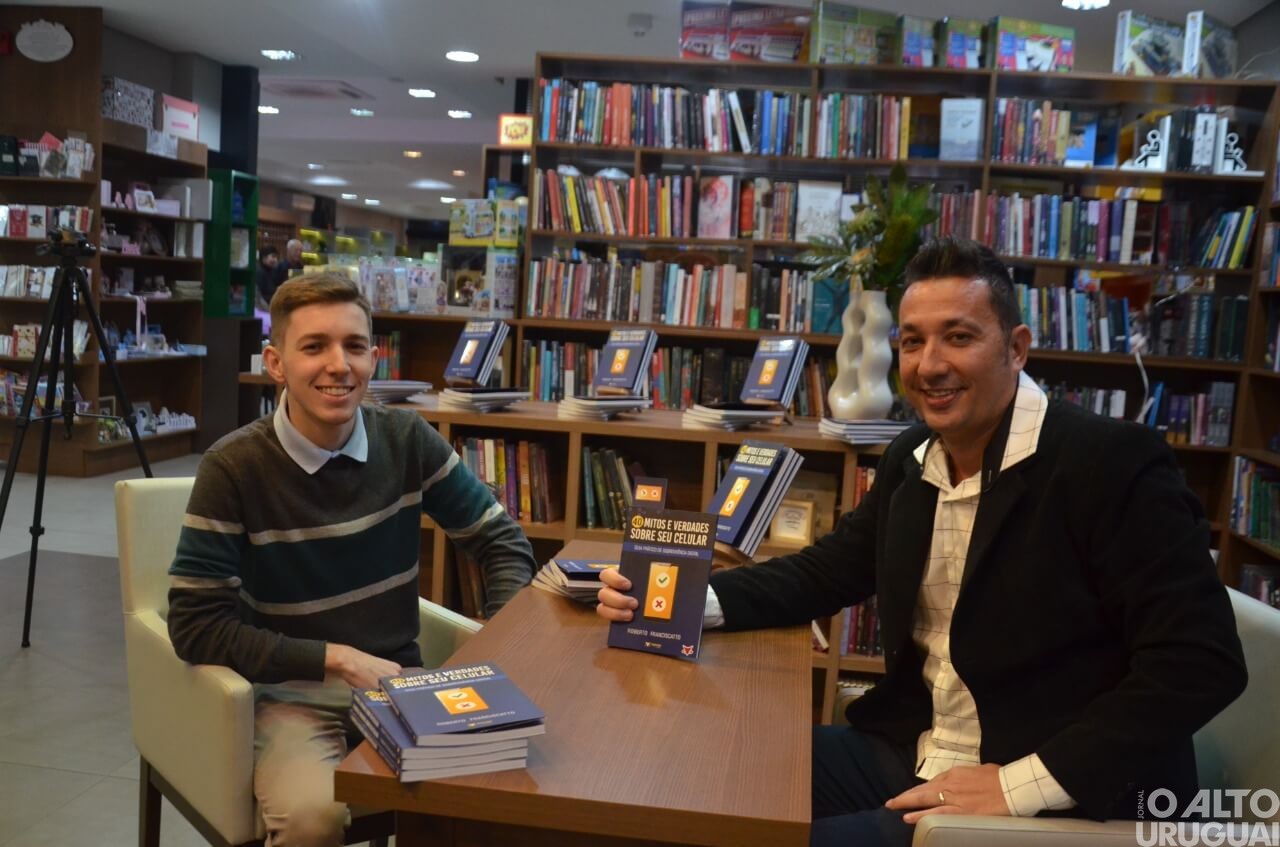 Professor Roberto Franciscatto lança livro pela Vitrola Editora