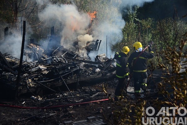 Incêndio destrói depósito no bairro São José, em FW