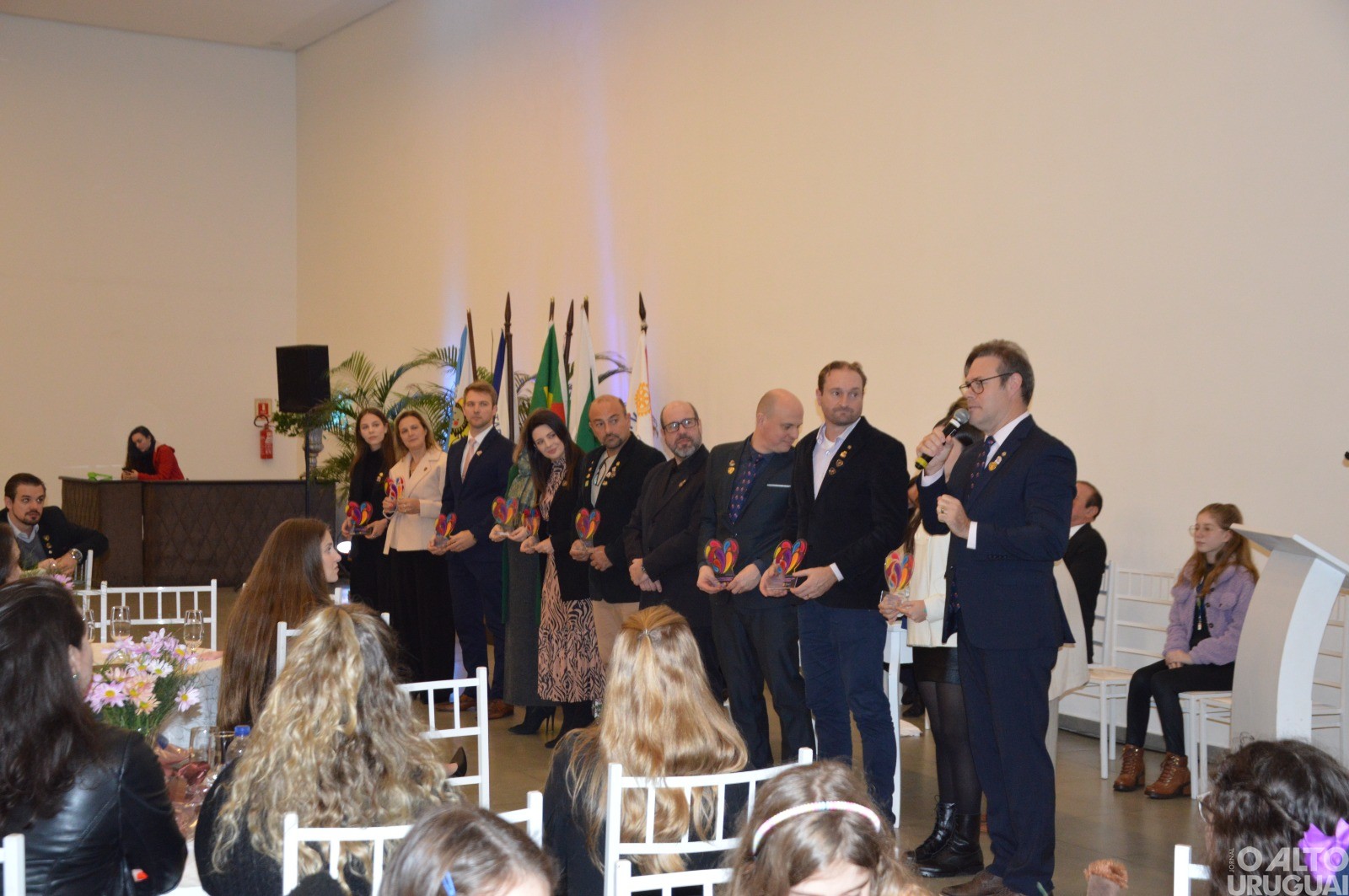 Clubes de Rotarys empossam novas diretorias em FW