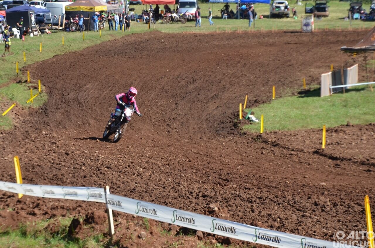 Pilotos do RS e SC disputam provas de velocross em Taquaruçu do Sul