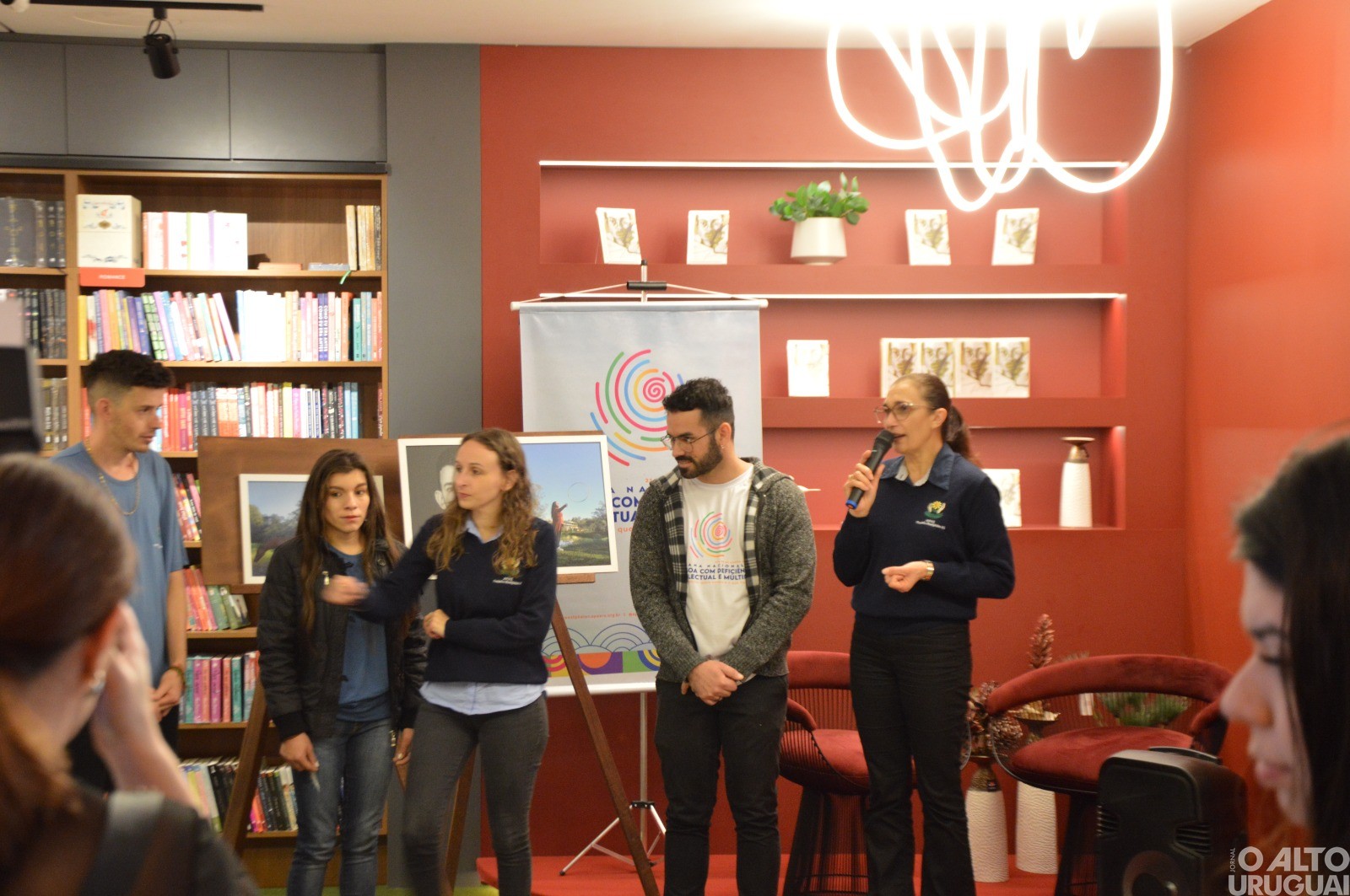 Apae-FW promove exposição fotográfica