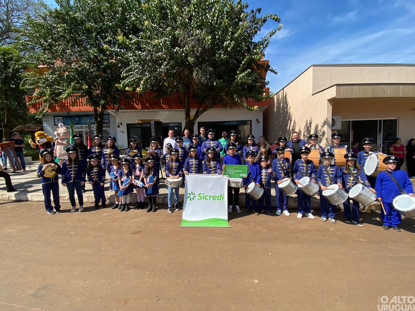 Banda marcial de Cerro Grande recebe doação do Sicredi para novos instrumentos