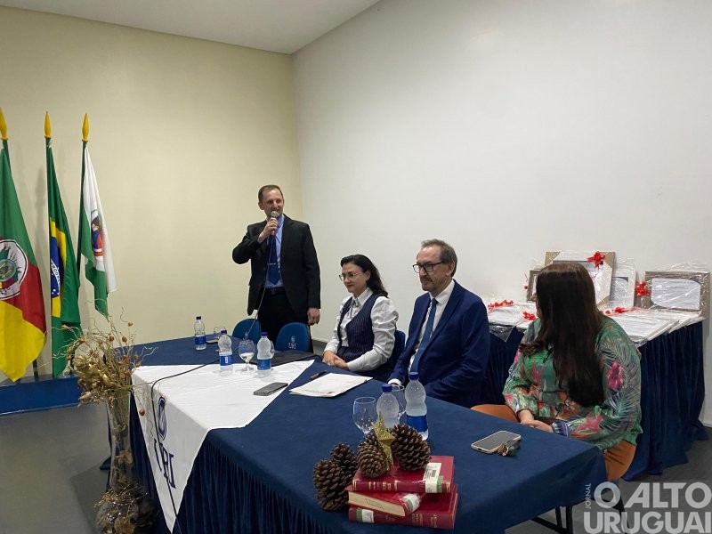 Diretora da URI/FW toma posse como presidente da Academia Frederiquense de Letras