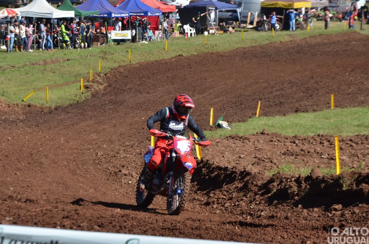 Pilotos do RS e SC disputam provas de velocross em Taquaruçu do Sul
