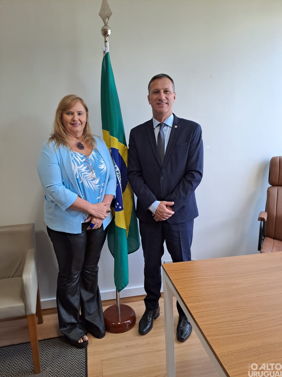 Secretária da Administração de FW viaja a Brasília em busca de recursos